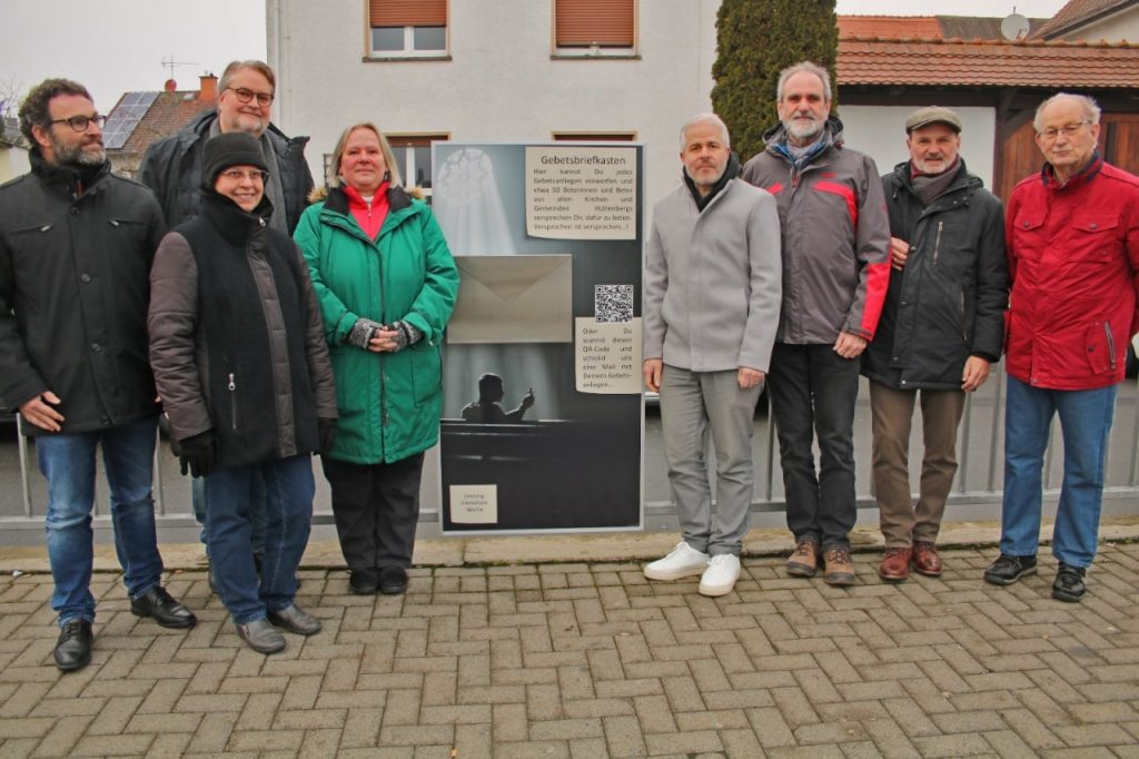 Der neue Gebetsbriefkasten an der Bushaltestelle „Hochelheimer Straße“ am unteren Kreisel in Rechtenbach ist ein Gemeinschaftsprojekt der christlichen Kirchen und Gemeinden in Hüttenberg (v.l.): Christian Linde, Siglinde Gallus, Carsten Heß, Ruth Reusch, Simon Hoffmann, Hans-Martin Kuhl, Joachim Grubert sowie Hans Glaum.