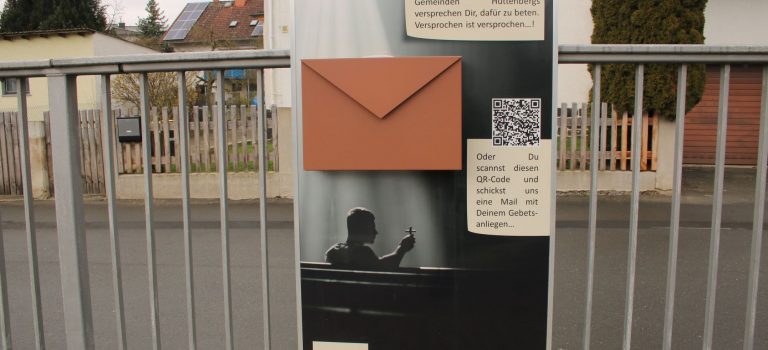 In diesen Briefkasten an der Bushaltestelle „Hochelheimer Straße“ in Rechtenbach können Menschen ihre Gebetsanliegen einwerfen.