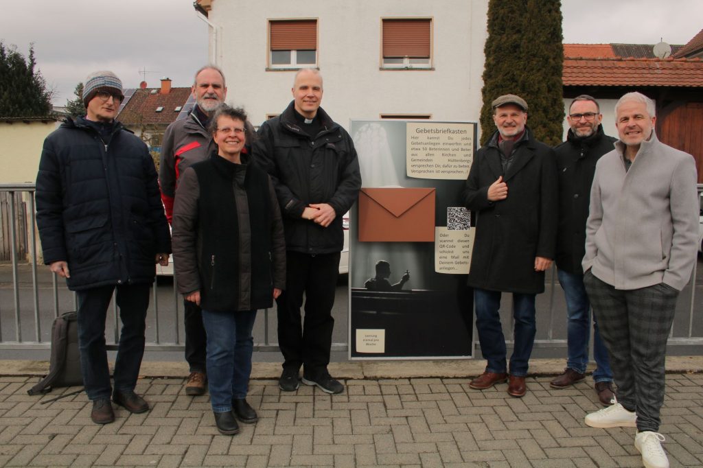 Der Gebetsbriefkasten an der Bushaltestelle „Hochelheimer Straße“ am unteren Kreisel in Rechtenbach ist erneuert und von den christlichen Kirchen und Gemeinden in Hüttenberg in Dienst genommen worden (v.l.): Wolfgang Boehm, Hans-Martin Kuhl, Siglinde Gallus, Tobias Postler, Joachim Grubert, Christian Linde sowie Simon Hoffmann.