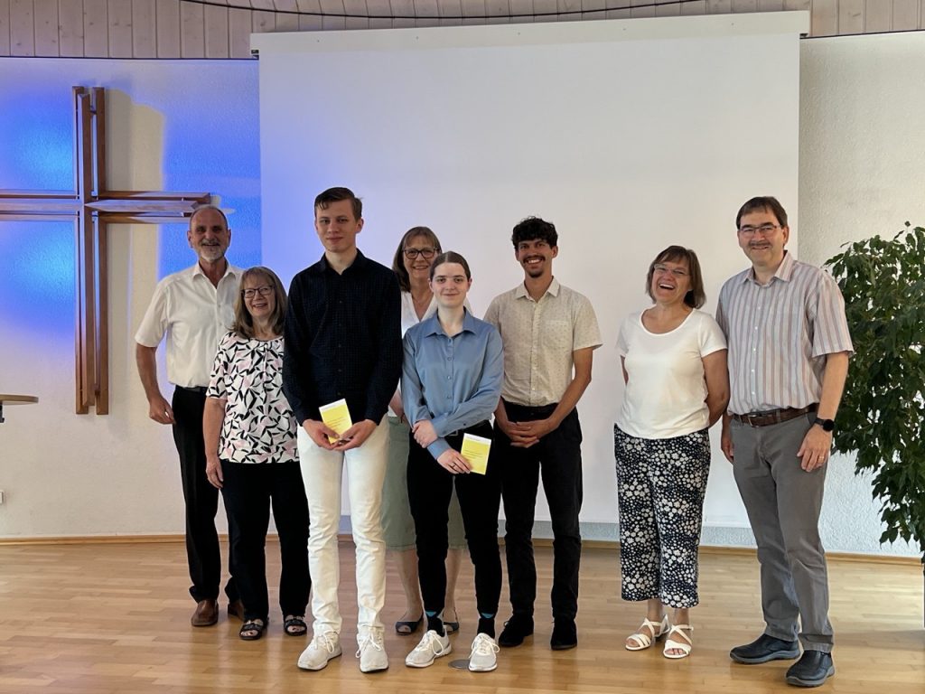 Mitgliederaufnahme Familie Beck und Gemeindeleitung
