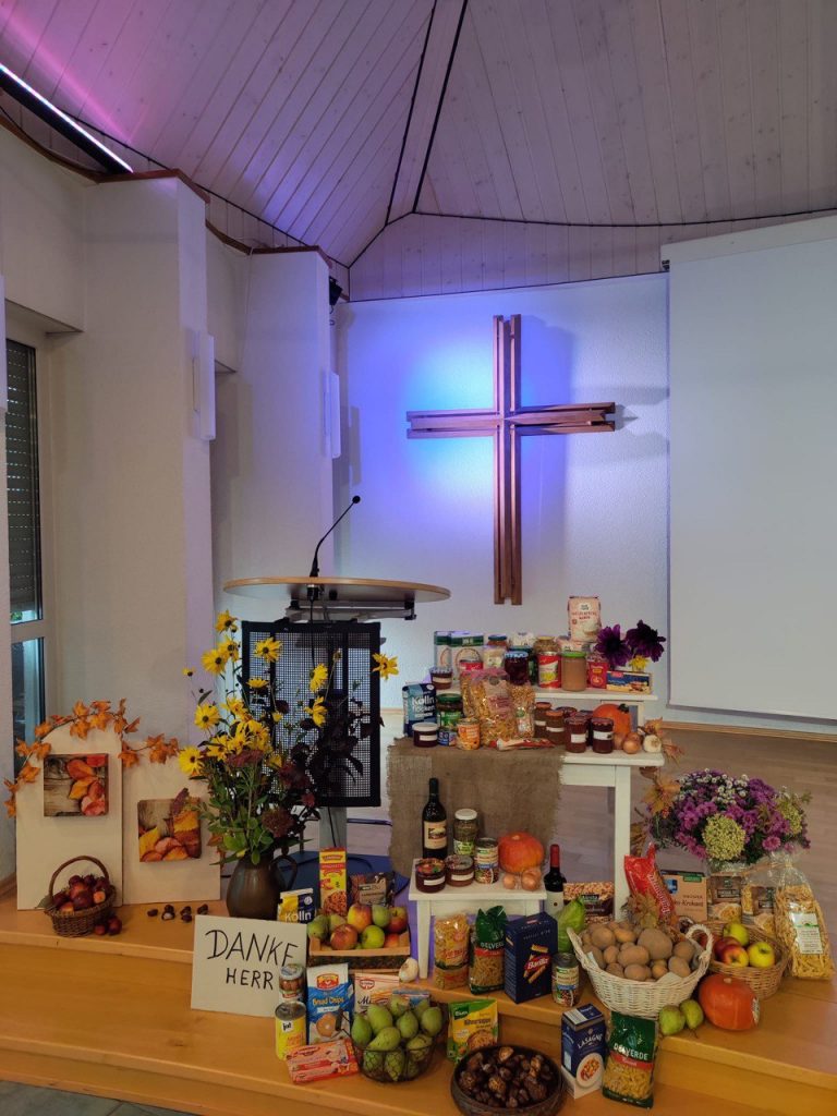 Erntedankfest 2025 Christus Zuerst Gemeinde Hüttenberg Bild von den mitgebrachten Gaben am Pult auf der Bühne