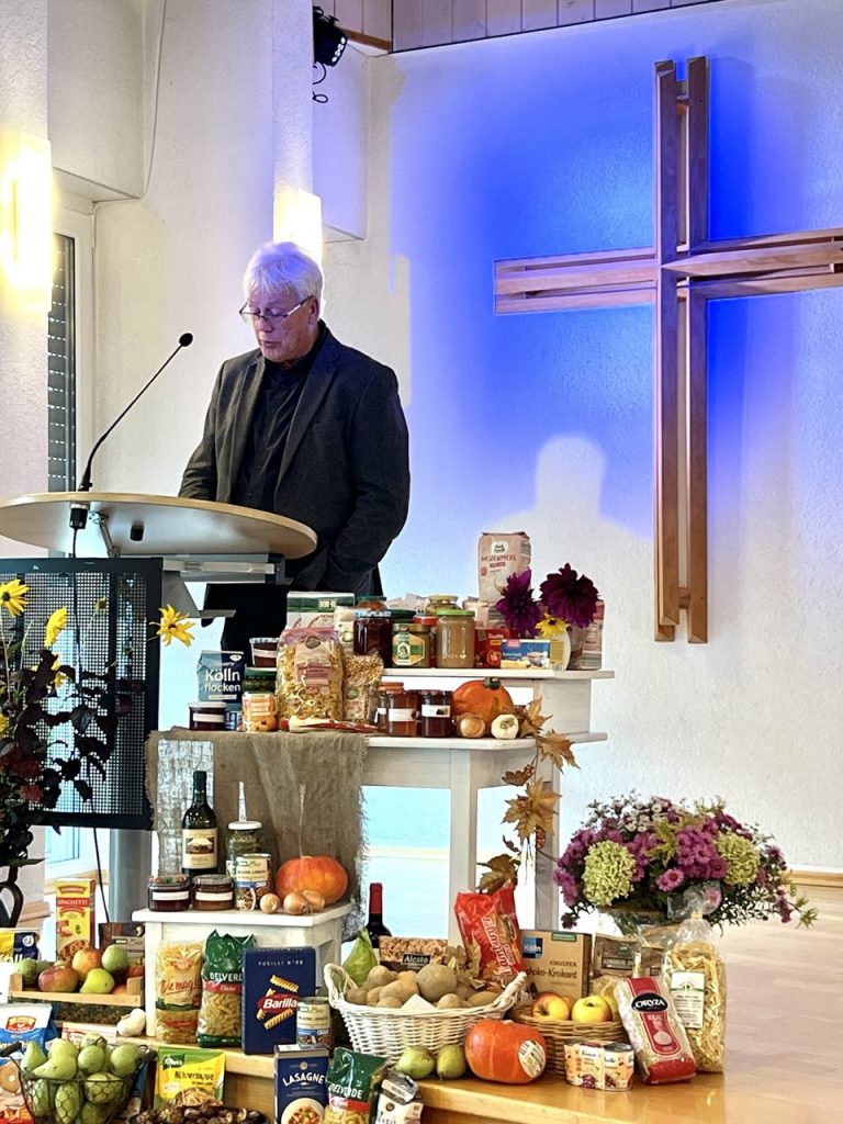 Erwin Siefkes Erntedankfest 2025 Christus Zuerst Gemeinde Hüttenberg Bild von den mitgebrachten Gaben am Pult auf der Bühne