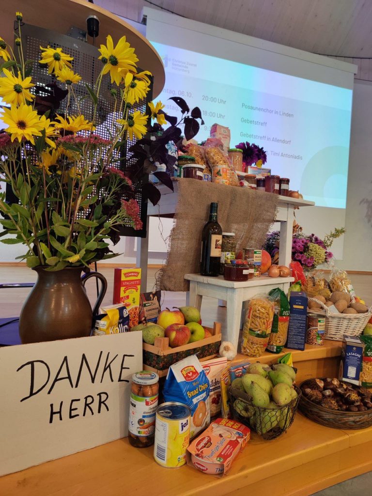 Erntedankfest 2025 Christus Zuerst Gemeinde Hüttenberg Bild von den mitgebrachten Gaben am Pult auf der Bühne